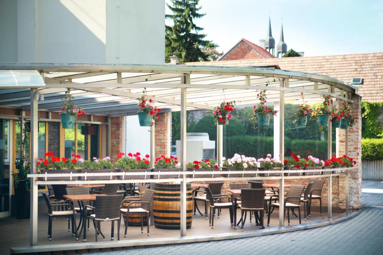 Hotel Dream Trnava Luaran gambar