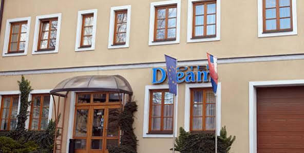 Hotel Dream Trnava Luaran gambar